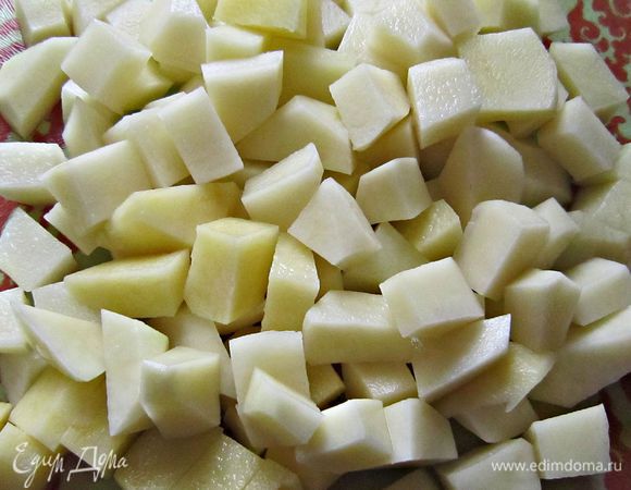 Подготовить овощи: Картофель порезать кубиками,  посолить. Слегка подрумянить в сковороде, где обжаривались рёбрышки.