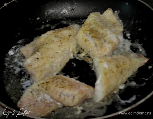 Обжарить рыбу с 2-х сторон на растительном масле до готовности.