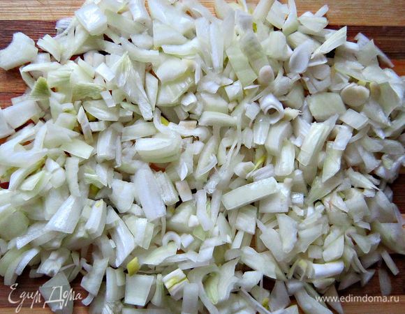 Лук мелко нарезать. 