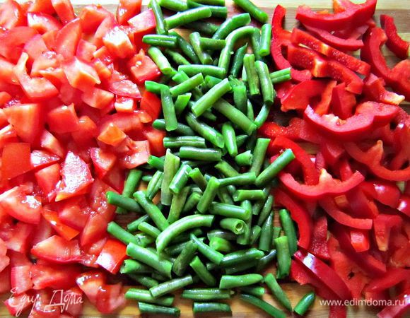 Разморозить стручковую фасоль (или подготовить свежую) , перец порезать полосками, помидоры нарезать кубиками. 