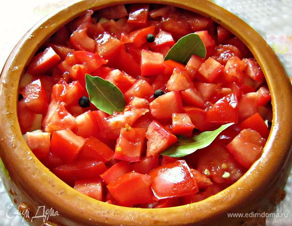 На дно каждого горшочка (я использовала 1 большоооой горшок!)  укладываем в следующей последовательности: ребрышки, лук, стручковую фасоль, перец, картофель, помидоры, лавровый лист, немножко подсолить и добавить несколько горошин горького и душистого перца. Добавляем немного воды (не больше стакана), закрываем крышкой и ставим в духовку (холодную!!) на 1,5 часа. 