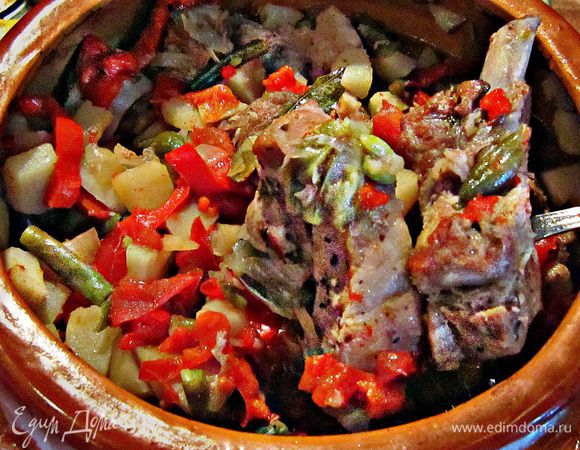 Вынимаем из духовки и даем постоять 10-15 мин (горшочек продолжает вариться). Затем аккуратно перемешиваем слои. Готовое блюдо по желанию можно посыпать зеленью. Приятного аппетита!