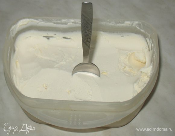 У нас продаются вот такие сливки. И я решила заменить масло на них. Мне очень понравилось. Так что теперь я решила вместо масла использовать такие сливки.