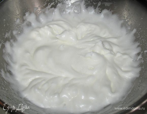 Готовим шоколадный корж.
Белки взбиваем с сахаром в пышную массу. 