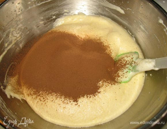 Добавляем просеянное какао.