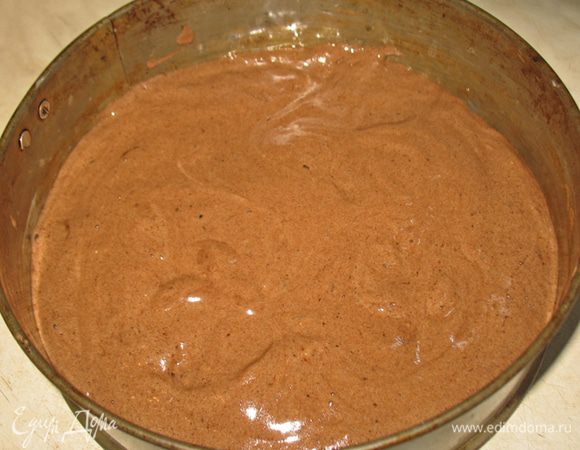 Тесто перелить в форму предварительно застеленную пергаментом. Выпекаем в предварительно разогретой до 190 градусов духовке 30 минут.