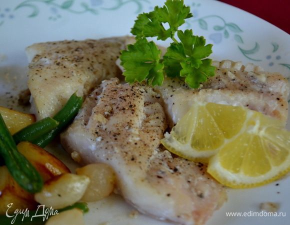 На небольшой сковороде растопить сливочное масло, добавить лимонный сок. Перемешать и подавать рыбку с маслом лимонным и зеленью.
Приятного аппетита.