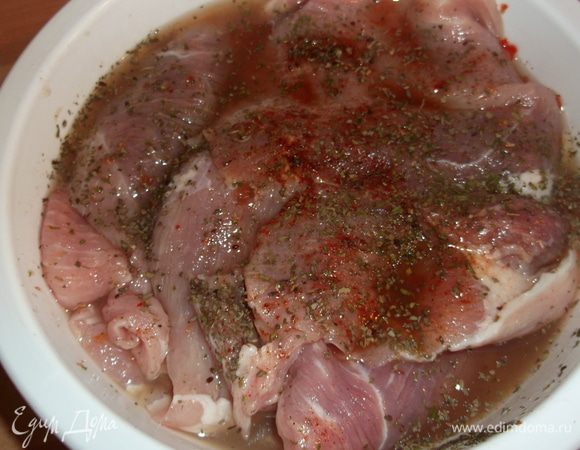 отбиваем  свинину и маринуем ее в травах с отжатым через пресс чесноком ,оставить на 2-3 часа мариноваться (я туда выдавила немного лимонного сока,так как мариновала лишь пол часа) 