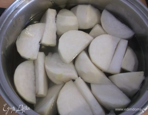 разрезаем каждую репку на четыре части бросаем ее в кастрюлю с кипящей подсоленной водой – на 3-5 минут, не больше слить воду и оставить репу под крышкой