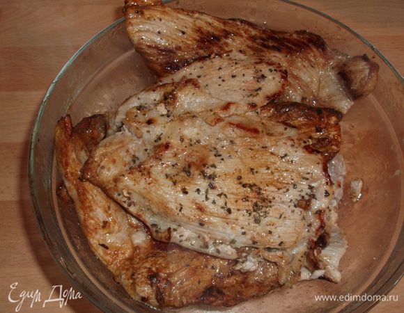 разогреваем сковородку, наливаем немного масла и обжариваем свиные котлетки на сильном огне,складываем их в миску