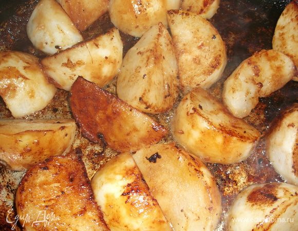  на сковородку в мясные соки отправляем репку,обжариваем до золотистого цвета