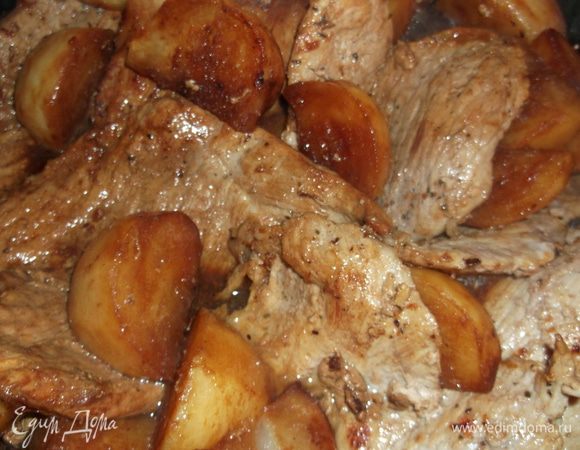  возвращаем свинину, заливаем бульоном, добавить 3 столовых ложки сахара, немного соли и перца, закрыть крышкой, убавить огонь и тушить 20 минут. Затем снять крышку и еще 10 минут подержать на огне, чтобы жидкость выпарилась и соус загустел.