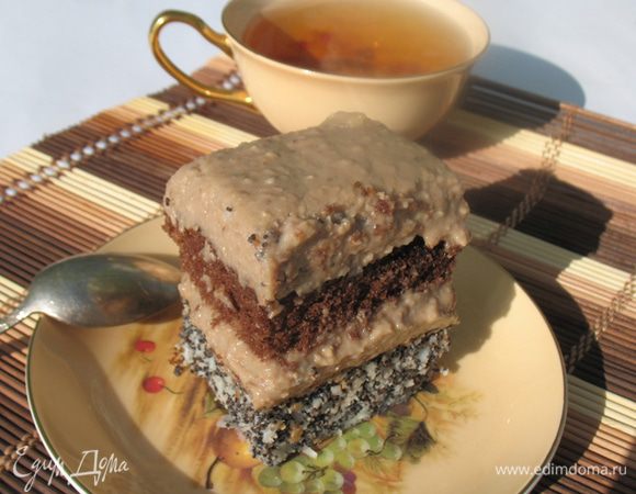 Собираем наш пляцок. Нижний кокосово-маковый корж смазываем кремом. На крем выкладываем шоколадный коржи. верх и бока смазываем кремом. 
Отправить пляцок на ночь в холодильник. При подаче разрезам пляцок на небольшие кусочки. 