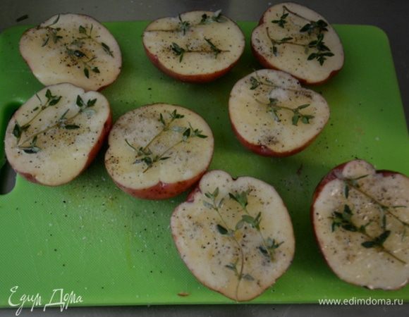 На каждый картофель выложить тимьян слегка придавив.