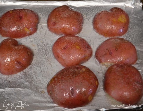 Перевернуть на приготовленный противень. И поставить в духовку на 200 гр. 45 мин. или как готово.