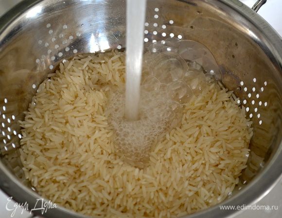 Рис поместить в миску и промыть как следует холодной водой, сменяя ее несколько раз. Затем переложить в дуршлаг, еще раз обдать проточной водой... 