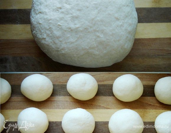 Тёплую воду (250 мл) налить в глубокую миску и развести в ней дрожжи. Затем в воду добавить соль и просеять муку. Замесить мягкое, не липнущее к рукам тесто. Разделить тесто на 16-20 частей и каждую скатать в шарик. Прикрыть тесто полотенцем и убрать в теплое место на 30-40 минут. В это время приготовить начинку.