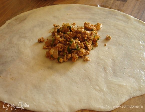 В центр блинчика выложить начинку.