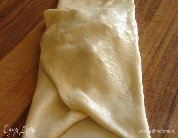 Сложить левый, а затем правый край теста, периодически пальцами чуть-чуть смазывая тесто маслом. 