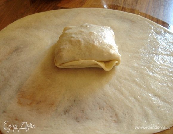 Ещё один шарик теста окунуть в масло и разгладить его так же, как первый. На середину второго блинчика выложить первый блинчик с начинкой швом вниз.