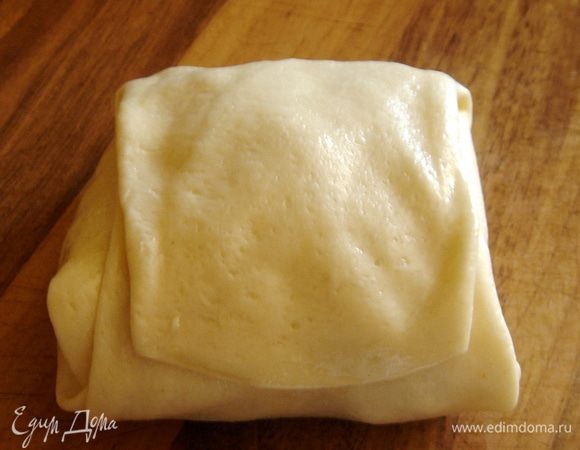 Сложить края второго блинчика так же, как и предыдущего: левый край, затем правый, низ и верх. Первый ргаиф готов! Такую операцию проделать со всеми шариками теста.