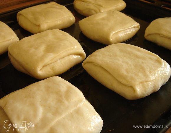 Готовые пирожки выложить на смазанный маслом противень швом вверх. Смазать поверхность пирожков оставшимся маслом. Дать пирожкам отстояться в течении 5-7 минут. Затем немного прижать их ладонью и поставить в духовку на 35-40 минут или до румяной слоистой корочки. В газовой духовке советую через 20-25 минут перевернуть пирожки на другую сторону или через 30 минут включить гриль и довести ргаиф до готовности. Приятного аппетита!