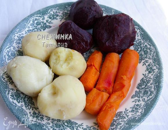 Овощи отвариваем в мундирах до готовности. Чистим.