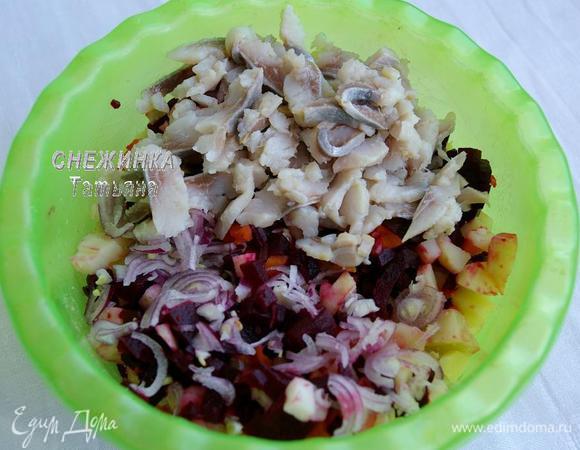 Нарезаем их небольшими кубиками. Лук чистим, моем, нарезаем полукольцами. Сельдь нарезаем небольшими ломтиками. Соединяем всё и перемешиваем.