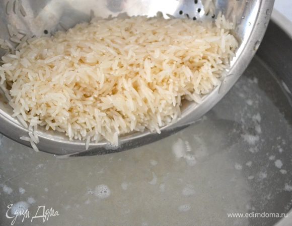 ...и положить в кастрюлю с кипящей подсоленной водой. Отваривать рис минут 10... 