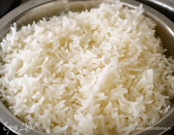 Готовый рис скинуть снова на дуршлаг и дать стечь воде. Отставить в сторону. 