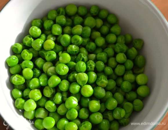 Одновременно приготовить зеленый горошек. Его можно либо отварить в пароварке, либо недолго проварить непосредственно в воде и достать горошек, не доводя до полной готовности, когда он еще сохраняет свежий зеленый цвет. 