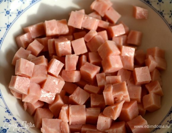 Нарезать небольшими кубиками вареную ветчину.