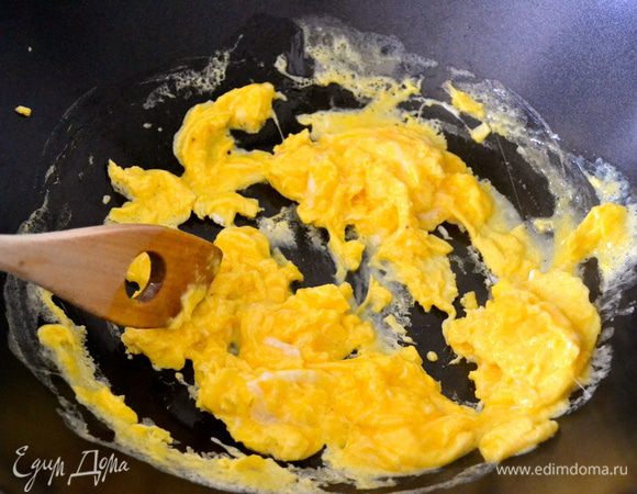 В сковороде (лучше всего в воке!!!) разогреть 2 ст. л. арахисового масла и вылить яйца с луком. Обжаривать яичную смесь, все время помешивая...   