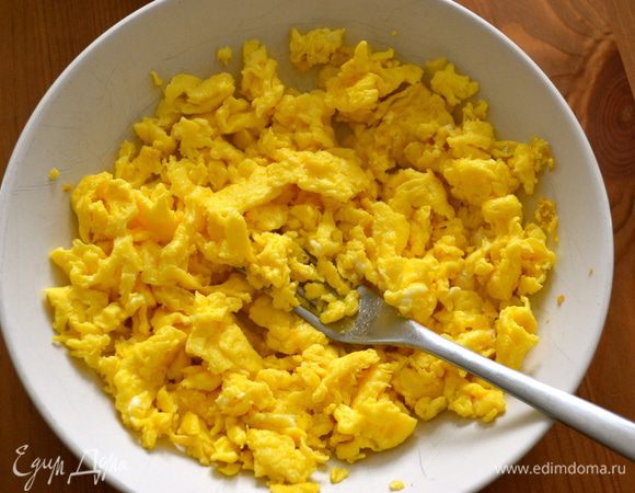 Как только яйца поджарятся (на это уйдет около 1-2 минут), переложить их в тарелку и размять еще вилкой на мелкие кусочки.