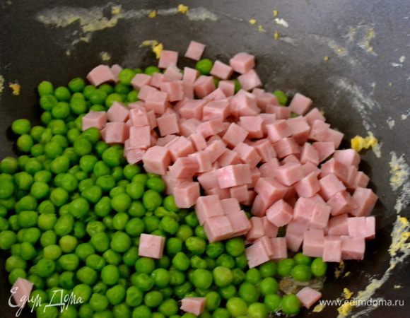 В сковороду (вок) вылить оставшееся масло и добавить по порядку сначала ветчину, за ней горошек.... 