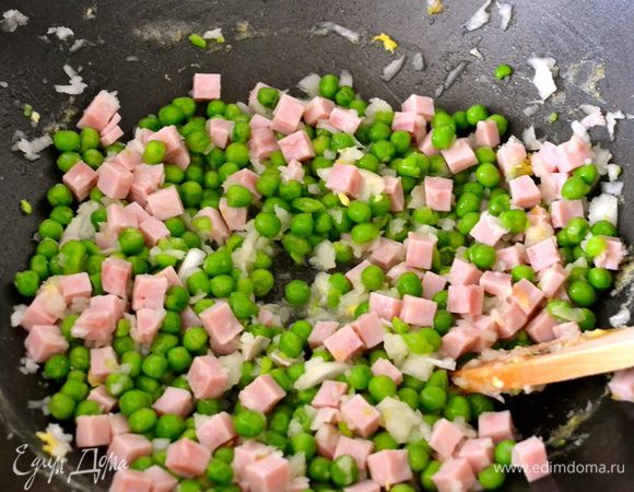 Следом добавить оставшийся лук и помешивая обжарить все слегка на сковороде. 