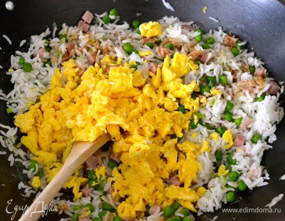 В последнюю очередь добавить к рису яичную "крошку". 