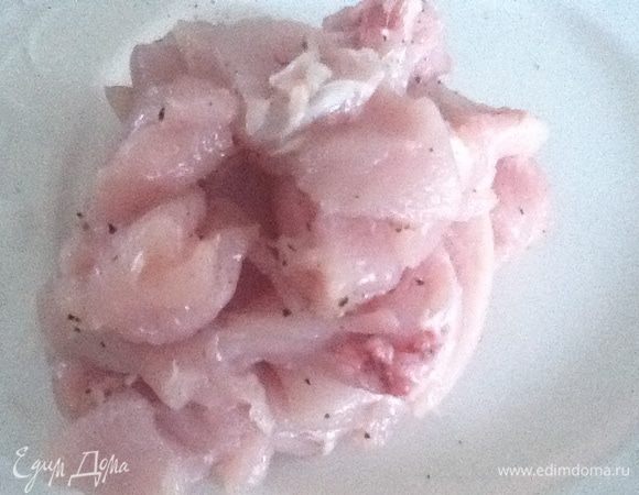 Подготовили мясо. Промыли, просушили, порезали на кусочки. Поперчили. Не солим. Вспомним про соль, когда блюдо будет готово.