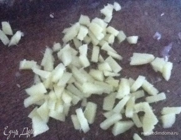 Мелко нарезаем свежий имбирь. Можно и на терке. Количество регулируем по вкусу. Если делаем впервые - добавляем совсем немножко. Желательно, чтобы домашние спросили: "А почему так вкусно?". Тогда в следующий раз смело добавим побольше и покрупнее. Но не более восьмидесяти  грамм на один килограмм мяса.