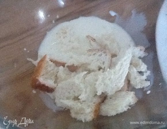 Заливаем хлеб 10 % сливками  или молоком.