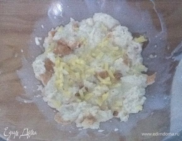 Добавляем  имбирь. Даем пропитаться сливками.