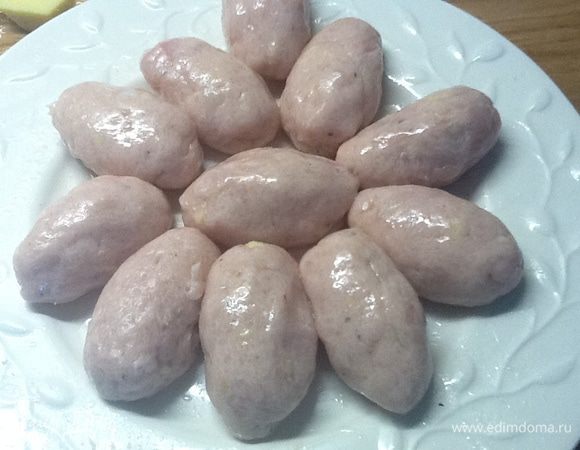 В мясорубке делаем однородный фарш. Придаем форму смазанными растительным маслом руками. Любую на Ваш вкус - шарики, плоские котлетки или колбаски.
