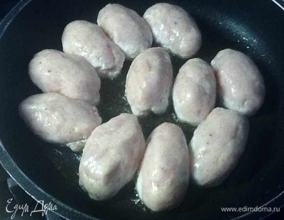 Кладем на теплую, обязательно толстую сковороду.