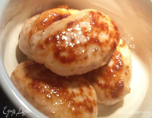 Подача может быть любая.
Например, с грибным соусом. Можно взять за основу мой рецепт, который называется "Нежюльен". Добавить сливок и разбить погружным блендером. Полить котлетки.