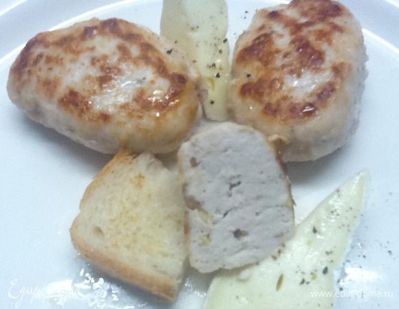 С  любым мягким сыром  (Бри, Камамбер). Подать сыр прямо на горячих котлетках. Или рядом. Он потечет и превратится в соус. 
Такие котлетки великолепны  для пикника. 