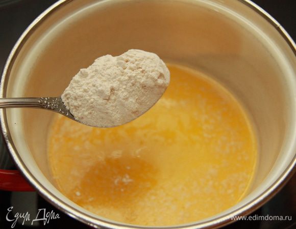 Готовим соус бешамель. В кастрюле растопить сливочное масло. Снять с огня и постепенно всыпать муку. 