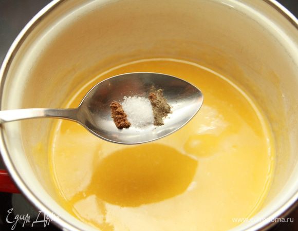 Добавить соль, перец и орех.