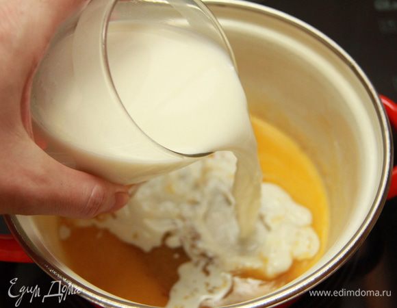 Медленно влить молоко. 