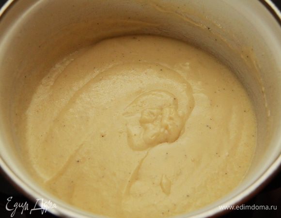 Размешивать, пока не закипит и станет таким плотным, как вы хотите. Дать соусу остыть.