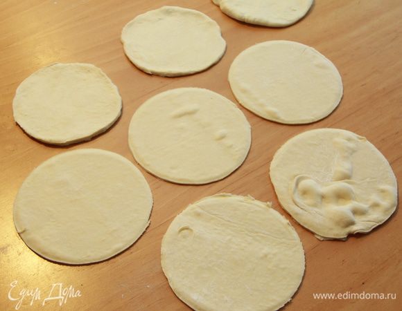Раскатать слоеное тесто. Вырезать 8 кругов диаметром 14 см. 